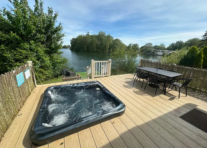 Lakeside Retreat 2 With Hot Tub, Private Fishing Peg Situated At Tattershall Lakes Country Park