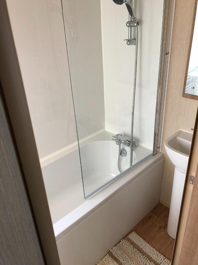 Holiday home Lakeside Retreat 2 With Hot Tub, Private Fishing Peg Situated At Lakes Country Park