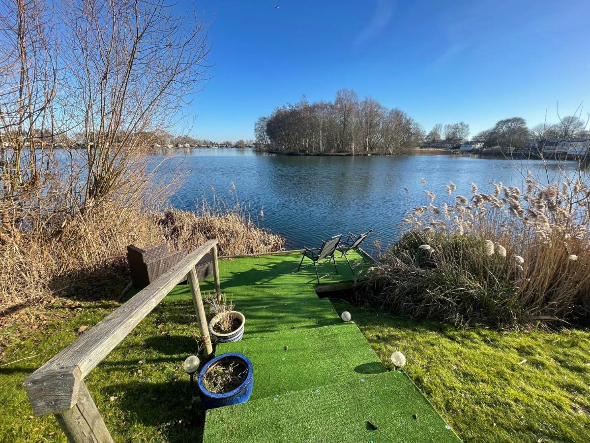 Lakeside Retreat 2 With Hot Tub, Private Fishing Peg Situated At Lakes Country Park * Tattershall