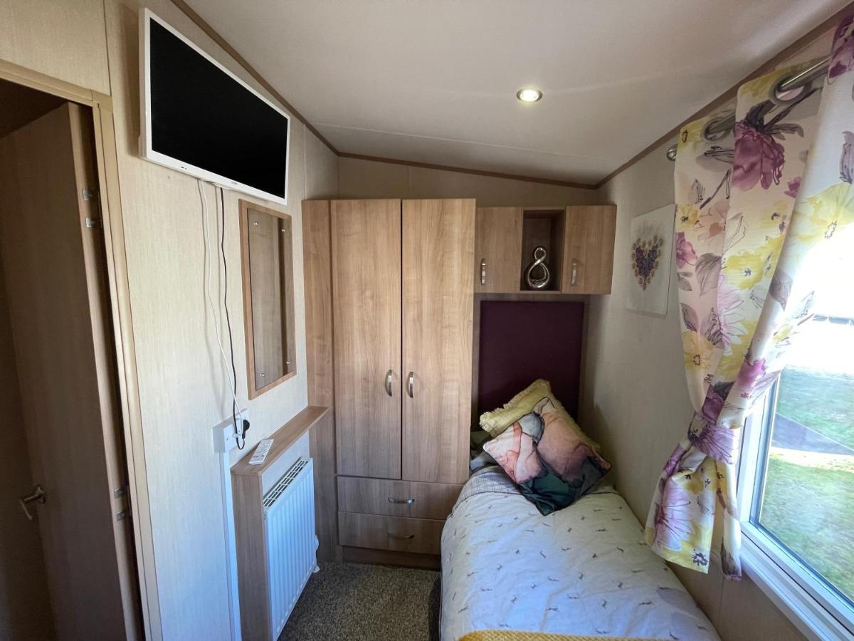 Lakeside Retreat 2 With Hot Tub, Private Fishing Peg Situated At Lakes Country Park * Tattershall