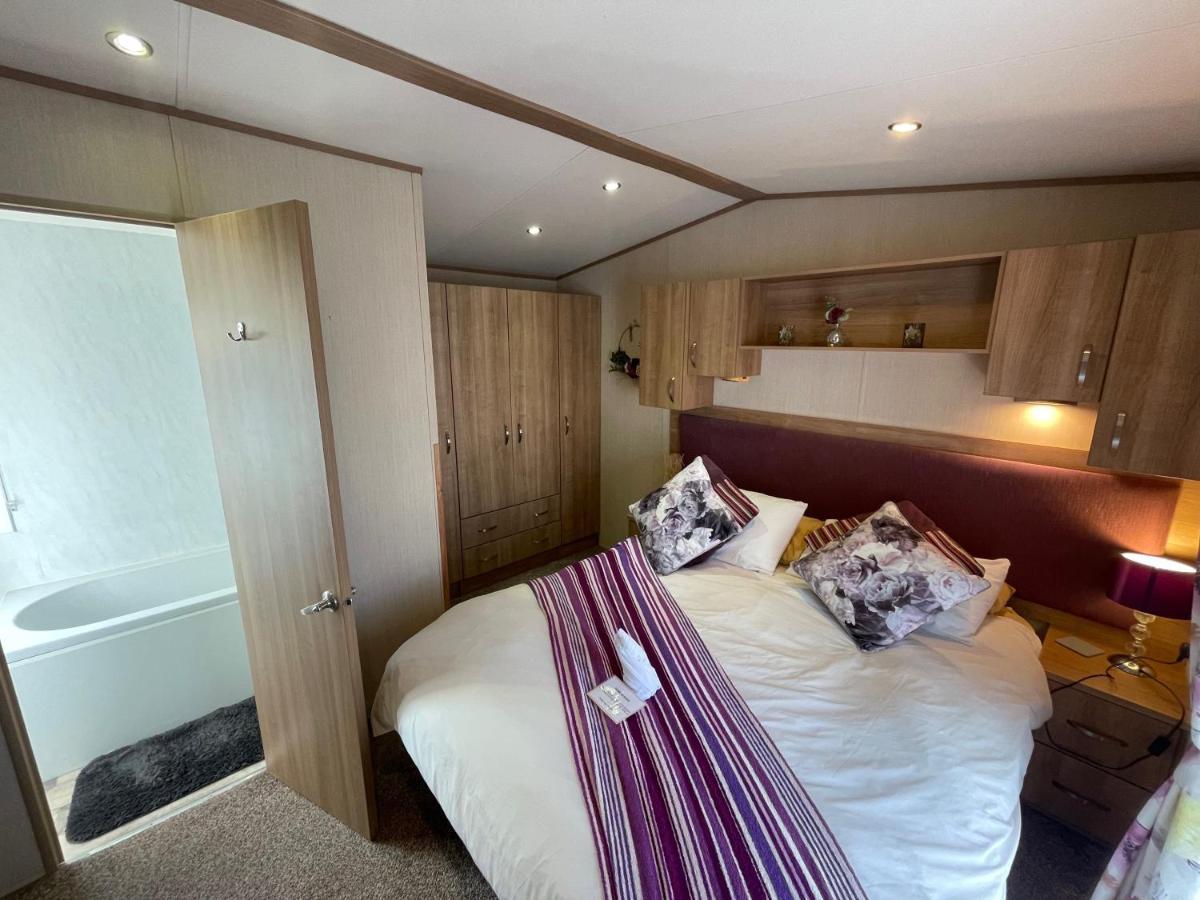 Lakeside Retreat 2 With Hot Tub, Private Fishing Peg Situated At Lakes Country Park *