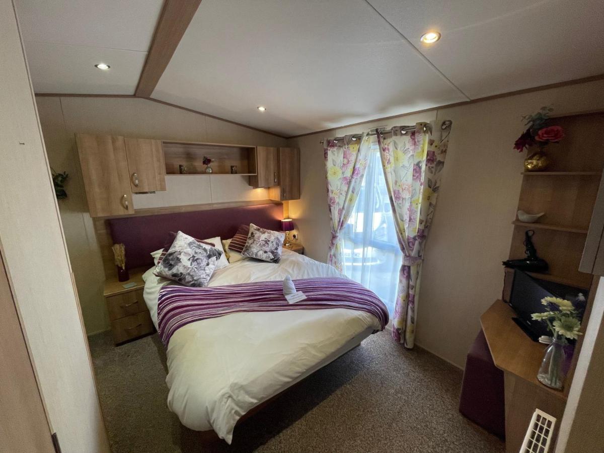 Lakeside Retreat 2 With Hot Tub, Private Fishing Peg Situated At Lakes Country Park Holiday home