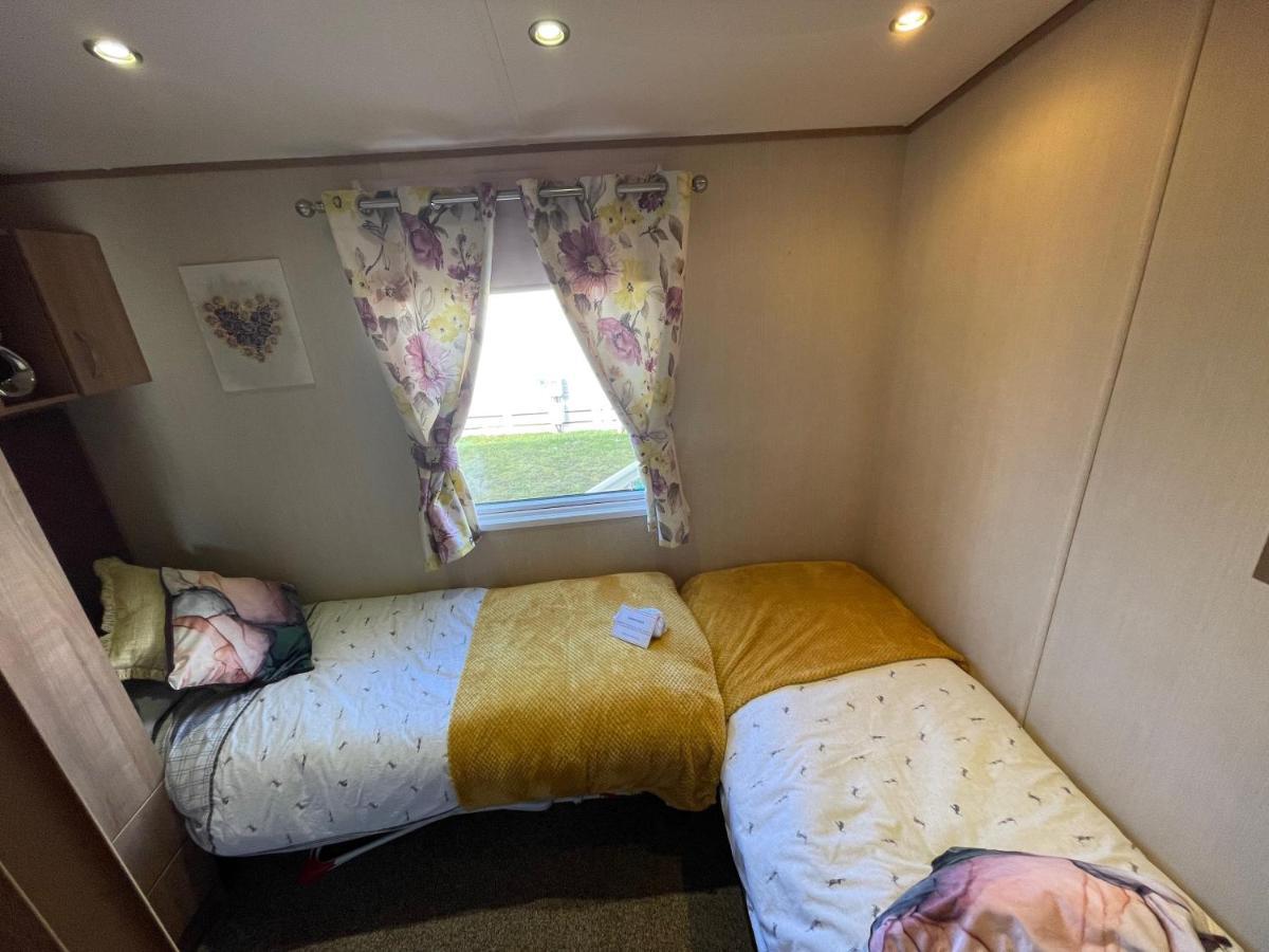 Holiday home Lakeside Retreat 2 With Hot Tub, Private Fishing Peg Situated At Lakes Country Park Tattershall