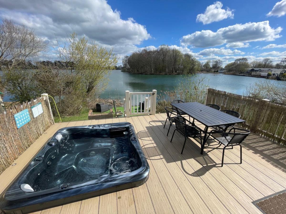 Holiday home Lakeside Retreat 2 With Hot Tub, Private Fishing Peg Situated At Lakes Country Park