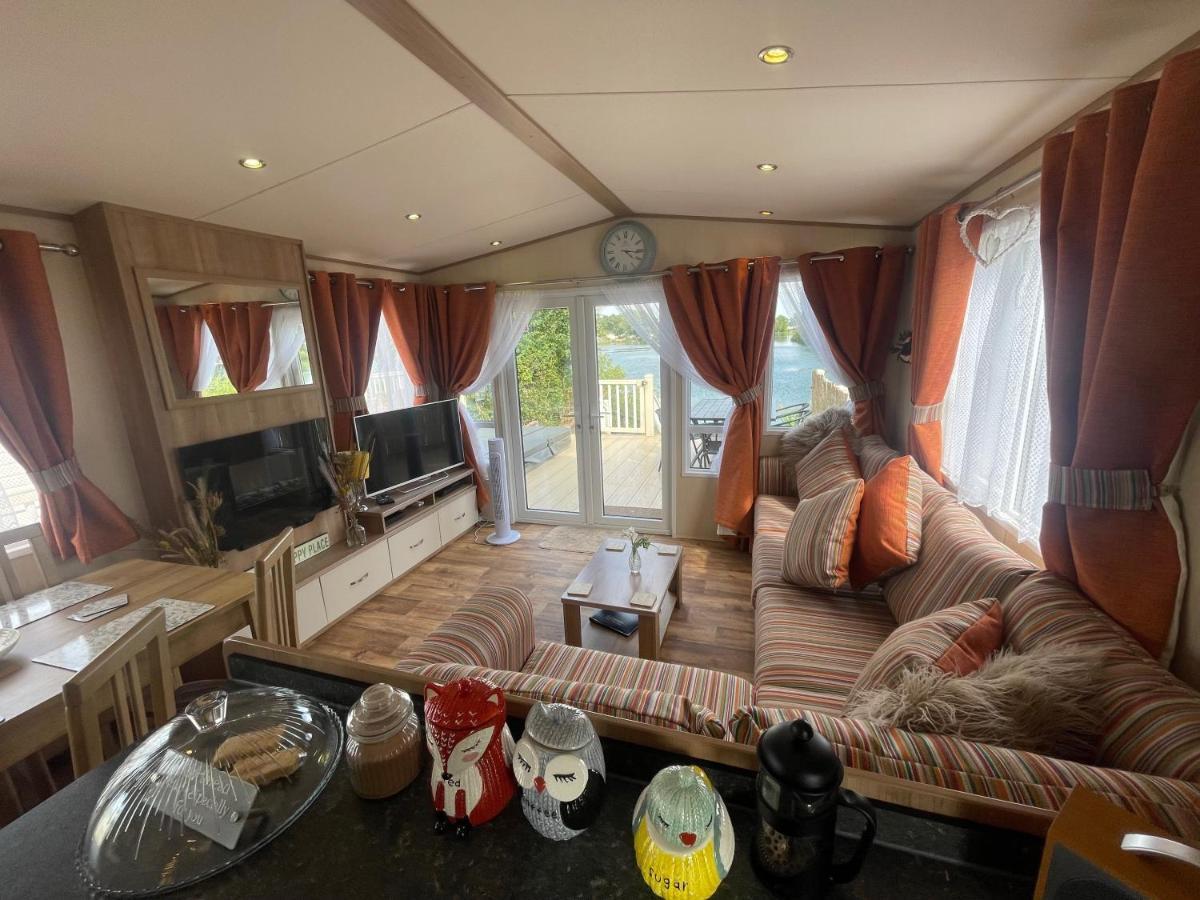 Lakeside Retreat 2 With Hot Tub, Private Fishing Peg Situated At Lakes Country Park