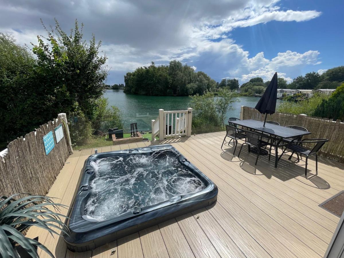 Lakeside Retreat 2 With Hot Tub, Private Fishing Peg Situated At Lakes Country Park *