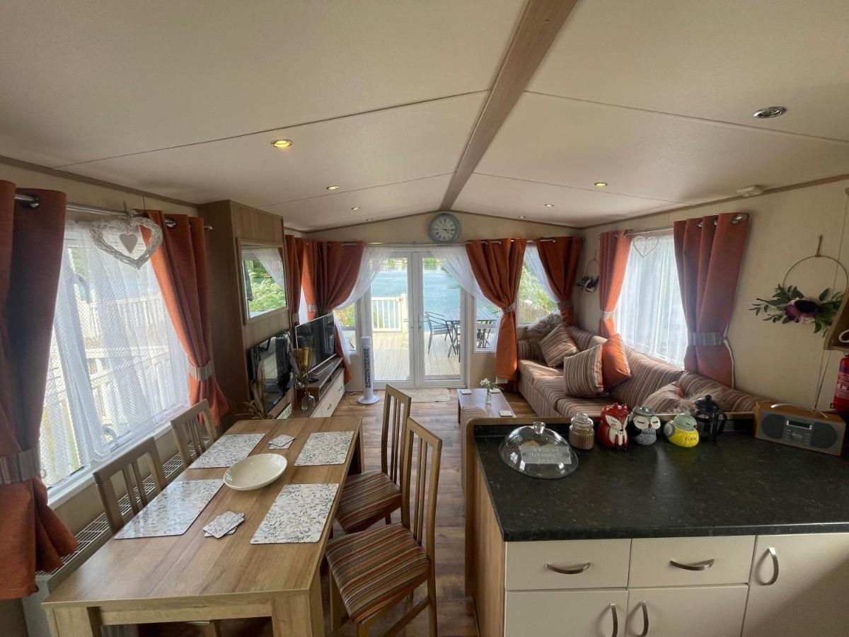 Lakeside Retreat 2 With Hot Tub, Private Fishing Peg Situated At Lakes Country Park Holiday home Tattershall