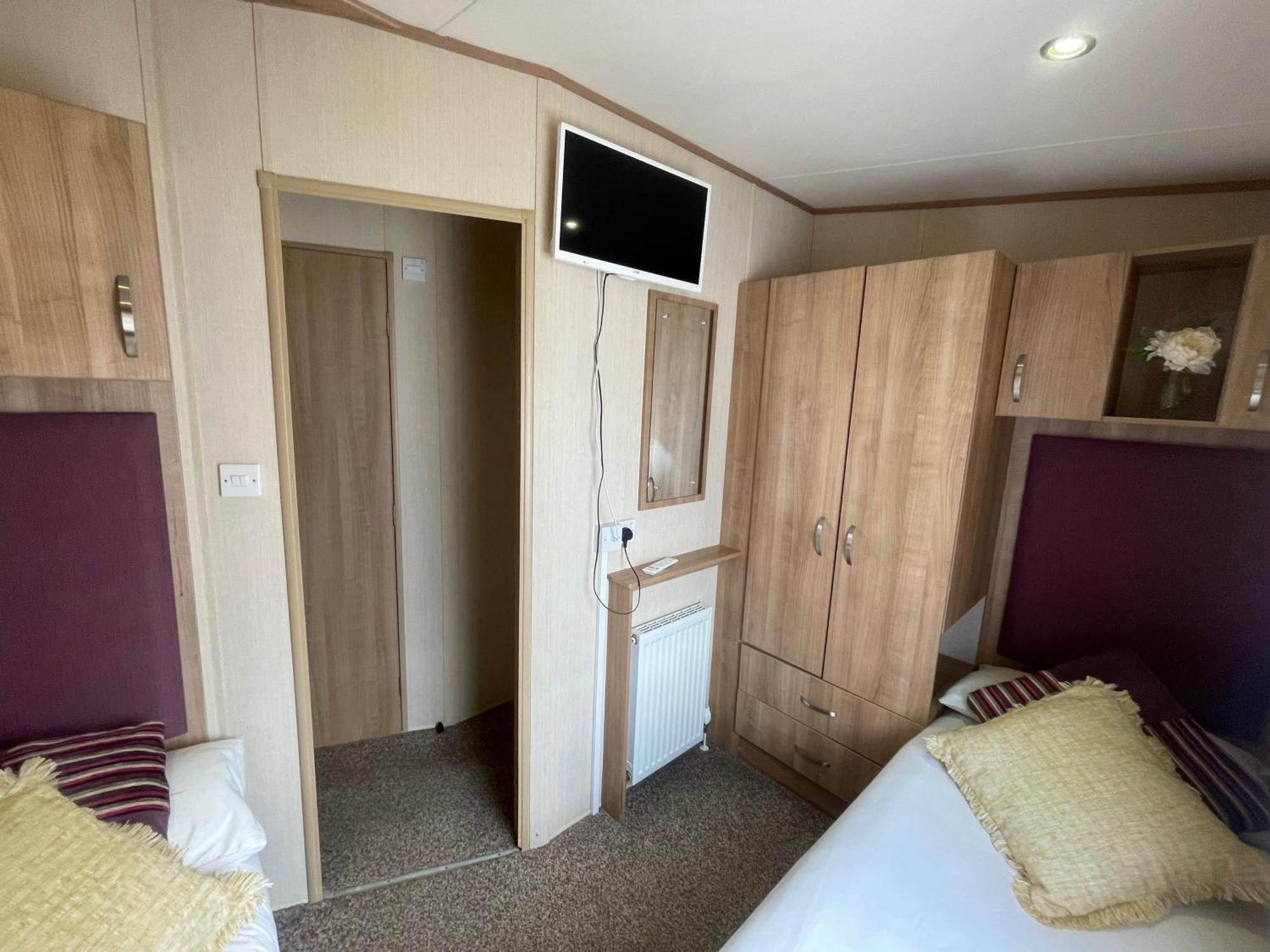 Lakeside Retreat 2 With Hot Tub, Private Fishing Peg Situated At Lakes Country Park * Tattershall
