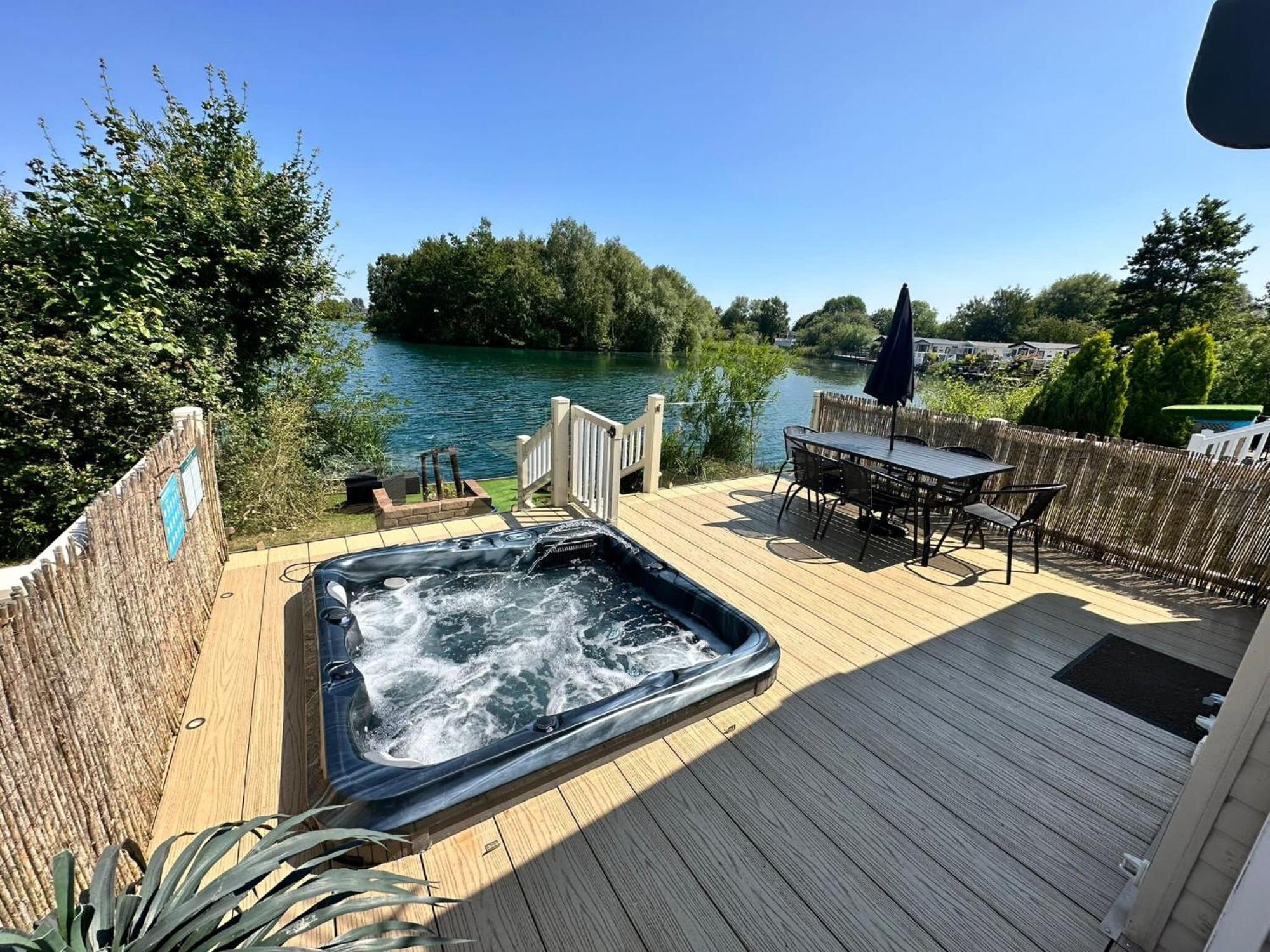 Lakeside Retreat 2 With Hot Tub, Private Fishing Peg Situated At Lakes Country Park * Tattershall