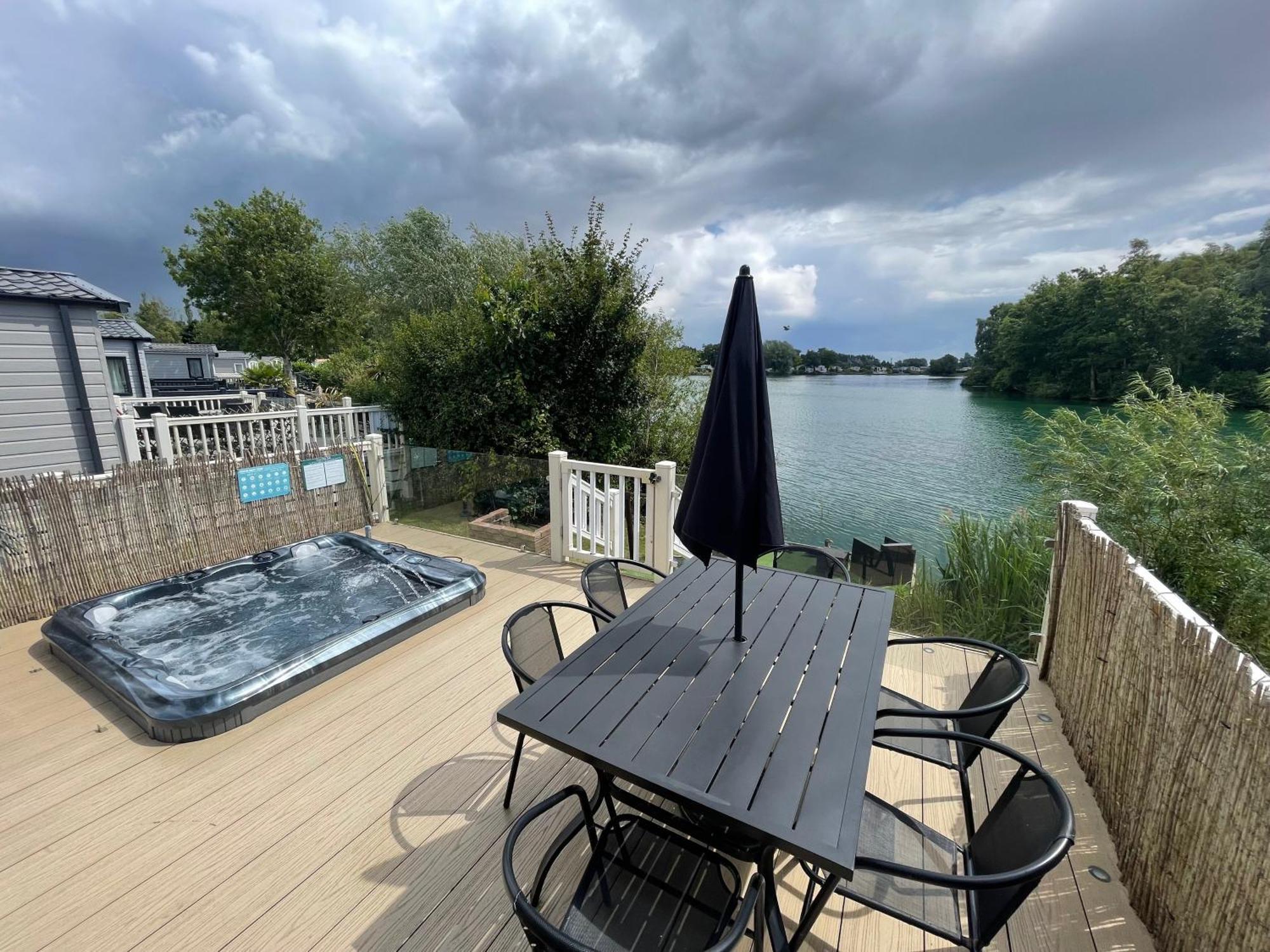 Lakeside Retreat 2 With Hot Tub, Private Fishing Peg Situated At Lakes Country Park