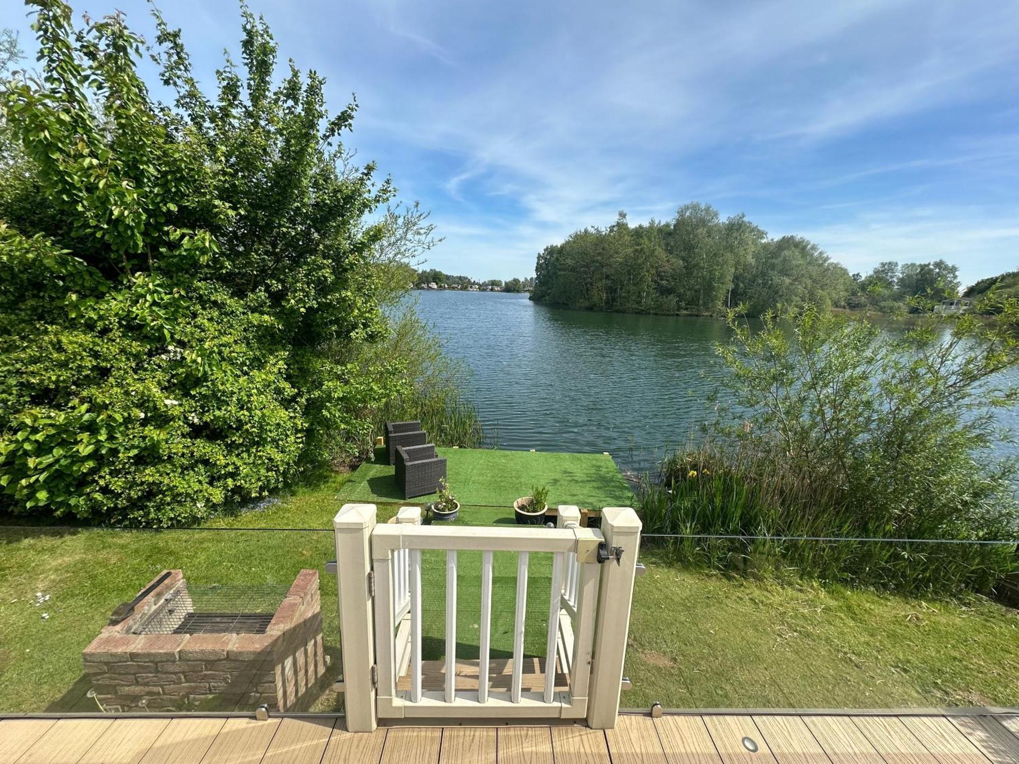 Holiday home Lakeside Retreat 2 With Hot Tub, Private Fishing Peg Situated At Lakes Country Park *